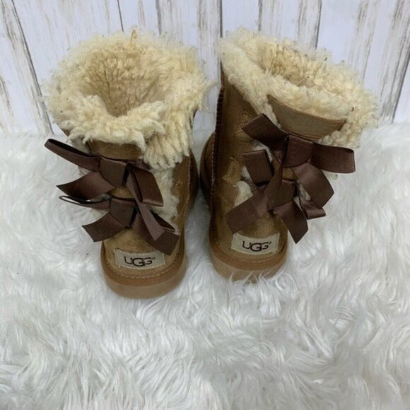 Girls’ UGG Australia Bailey Bow Boots – Size 10 – Tan - Picture 4 of 6